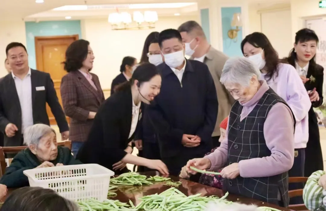 襄阳市民政局党组书记一行莅临椿萱茂 探索健康养老合作新发展